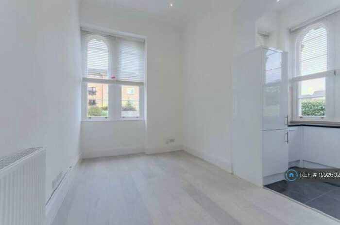 2 Bedroom Flat To Rent In Princess Park Manor, London, N11