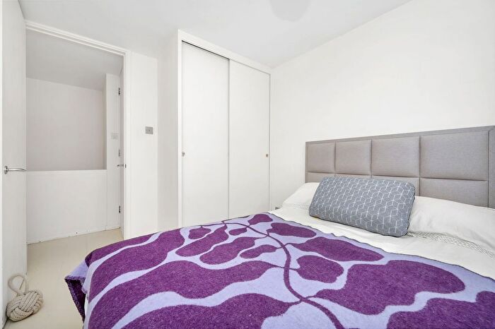 2 Bedroom Flat For Sale In Great Western Road, London, W11