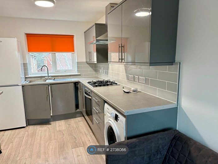 2 Bedroom Maisonette To Rent In Syon Park Close, Nottingham, NG2