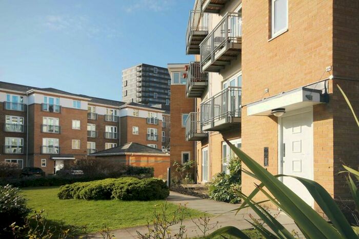 2 Bedroom Flat To Rent In Morton Close, Shadwell, E1