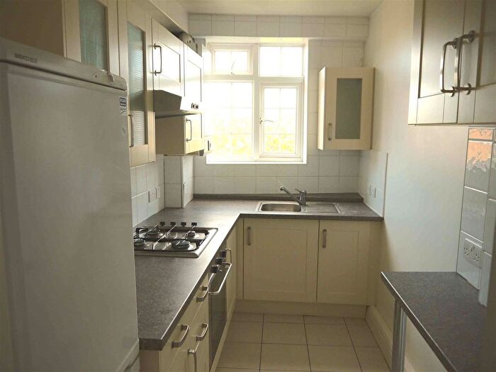 3 Bedroom Flat To Rent In Prince Of Wales Close, London, NW4
