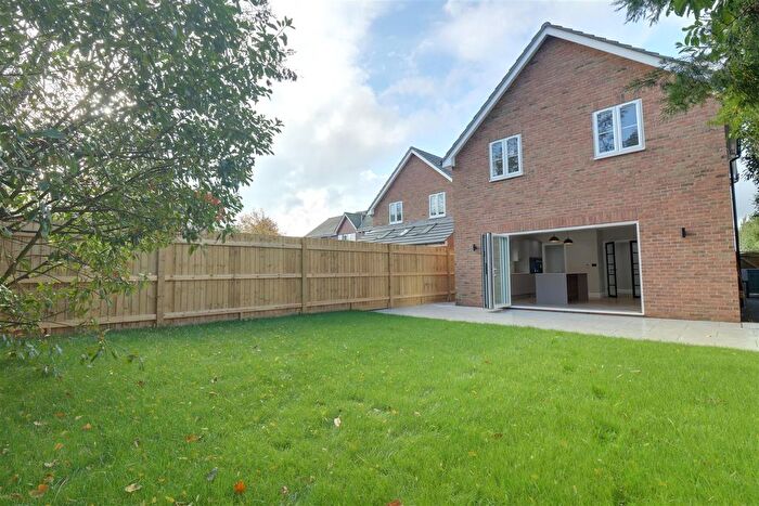 4 Bedroom Detached House For Sale In Hunts Pond Road, Titchfield Common, PO14