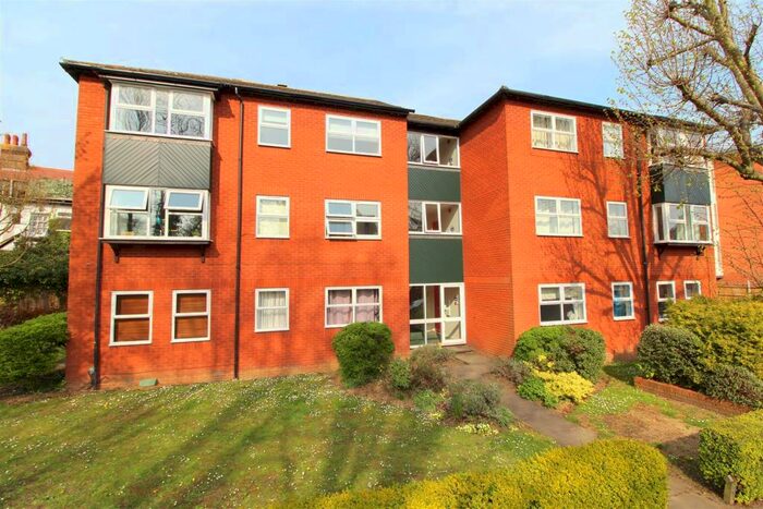2 Bedroom Apartment To Rent In Lime Tree Place, St Albans, AL1
