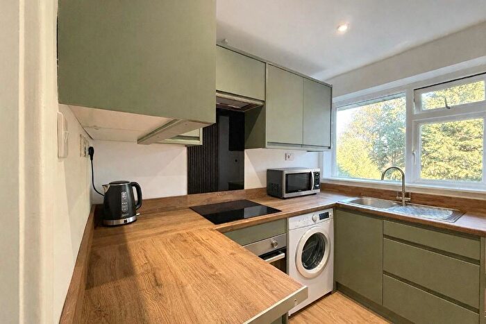 2 Bedroom Maisonette To Rent In Heywood Drive, Round Green, LU2