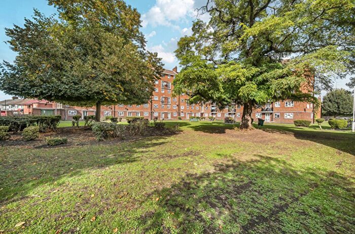 2 Bedroom Flat For Sale In Laburnum Road, Mitcham, CR4