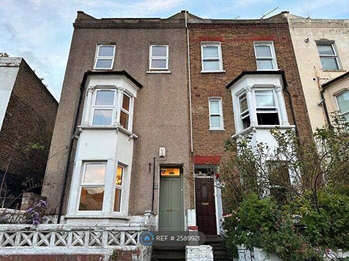 5 Bedroom Semi-Detached House To Rent In Brookhill Road, London, SE18