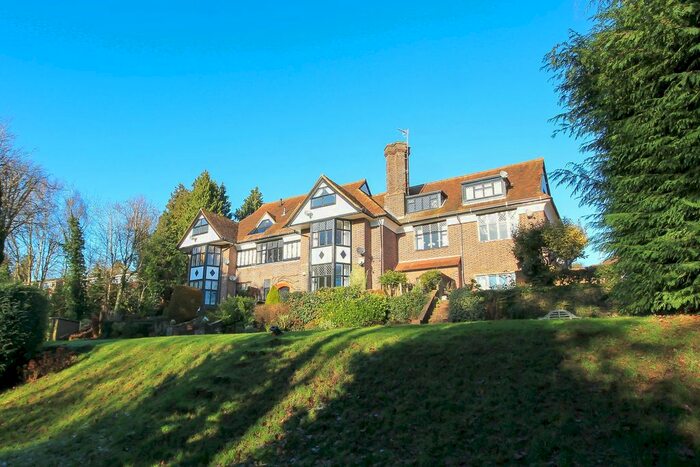 2 Bedroom Flat To Rent In Fairfield Road, East Grinstead, RH19