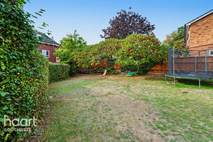 2 Bedroom Apartment For Sale In Brunswick Park Road, London, N11