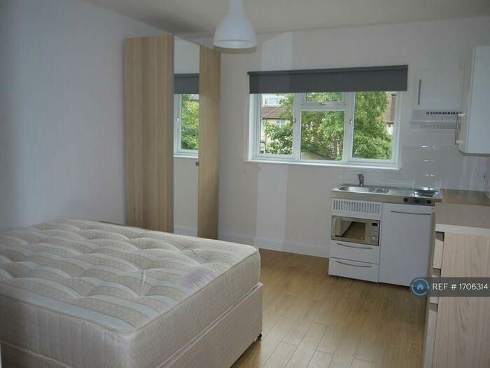 Studio To Rent In Golders Green Road, London, NW11