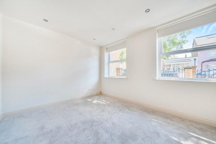 2 Bedroom Apartment For Sale In Whateley Road, London, SE22