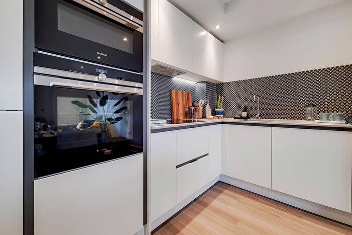 3 Bedroom Flat To Rent In Uncle, Southall, Southall, London, UB2