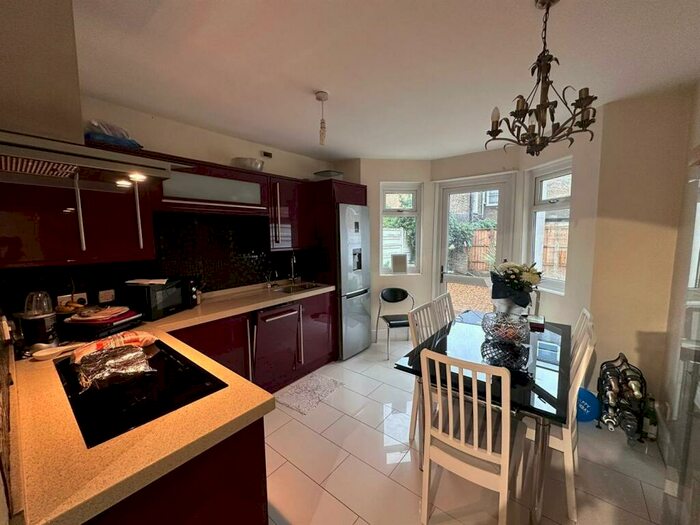 4 Bedroom House To Rent In Mildenhall Road, London, E5