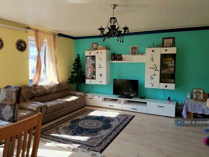 3 Bedroom Flat To Rent In Mcintosh Close, Wallington, SM6