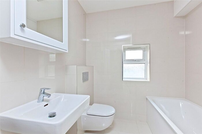 2 Bedroom Flat To Rent In A High Street, Esher, Surrey, KT10