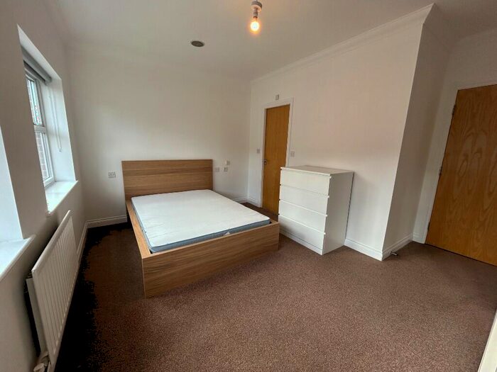 6 Bedroom House Of Multiple Occupation To Rent In Featherstone Grove, Newcastle Upon Tyne, NE3