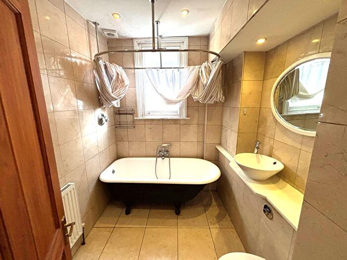 2 Bedroom Flat To Rent In Earlsfield Road, London, SW18