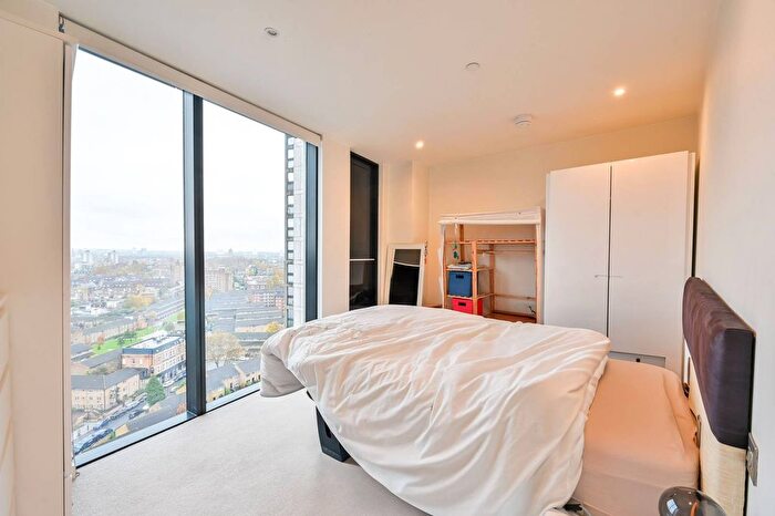 2 Bedroom Flat To Rent In Walworth Road, Elephant And Castle, London, SE1