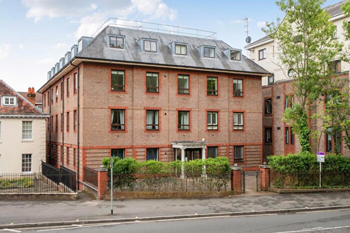 1 Bedroom Flat For Sale In South Street, Epsom, KT18