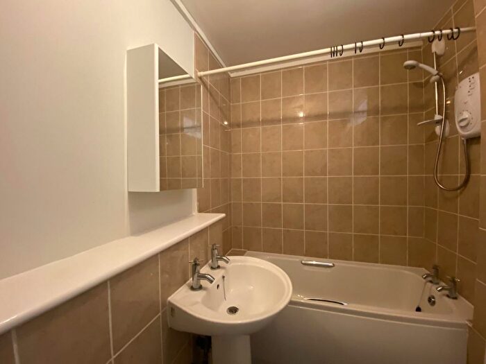 2 Bedroom Flat To Rent In Ashfell Court, Edge Lane, Chorlton, M21