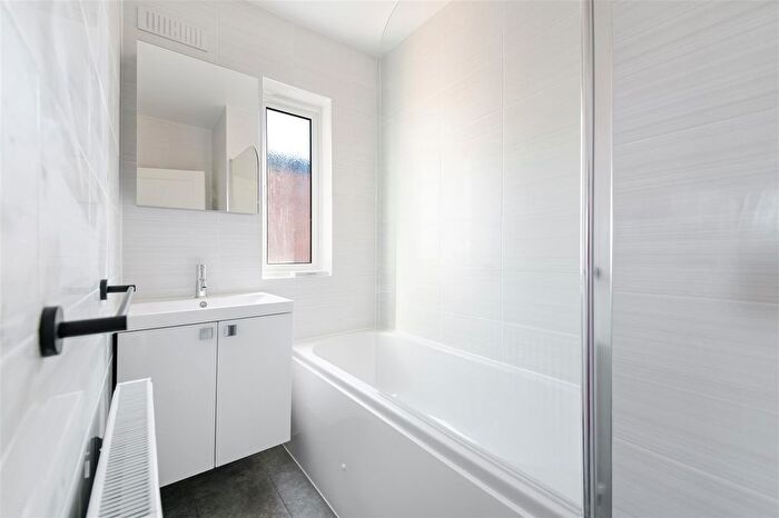 3 Bedroom Flat To Rent In London Road, Cheam, SM3