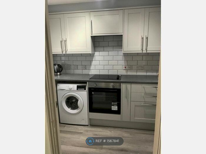 2 Bedroom Flat To Rent In Rookes Crescent, Chelmsford, CM1