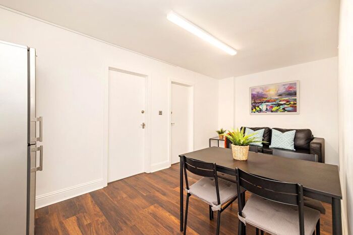 3 Bedroom Flat To Rent In Drummond Street, Edinburgh, EH8