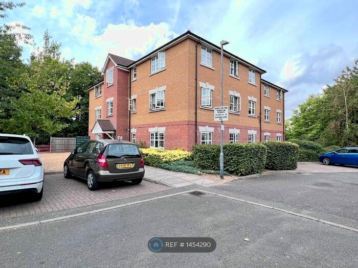 2 Bedroom Flat To Rent In Heathside Close, Ilford, IG2