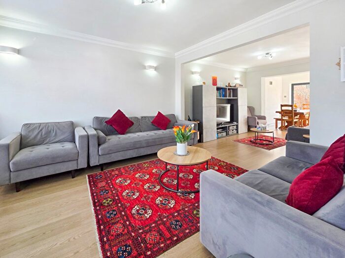 4 Bedroom Semi Detached House For Sale In Gledwood Gardens, Hayes, UB4