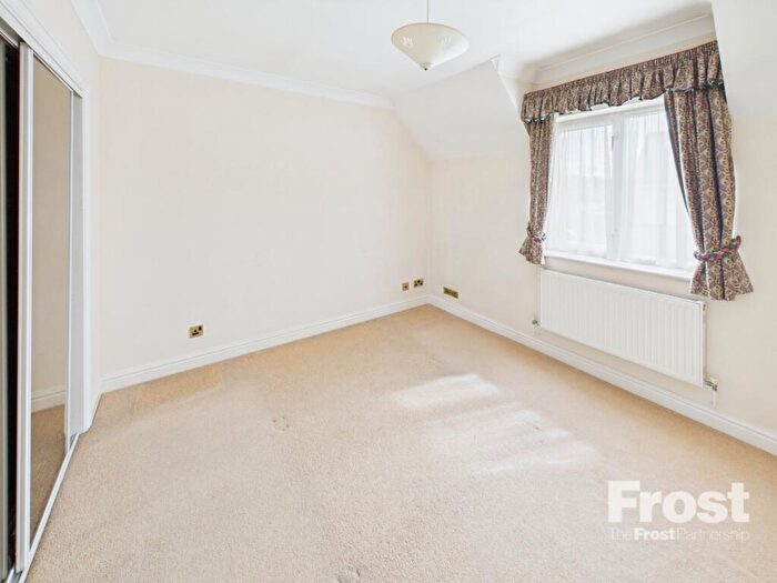 2 Bedroom Apartment For Sale In Straight Road, Old Windsor, Berkshire, SL4