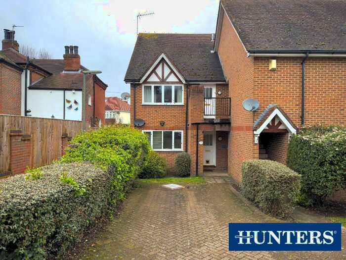 1 Bedroom Flat To Rent In Bluegates, Ewell, KT17