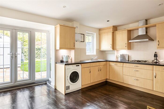 4 Bedroom Detached House For Sale In Buxton Place, Caterham, CR3