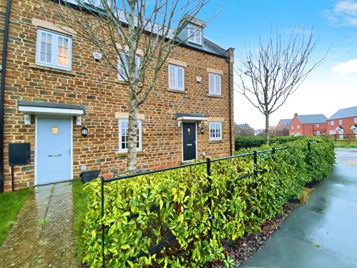 3 Bedroom Terraced House For Sale In Parsons Piece, Banbury, Oxfordshire, OX16