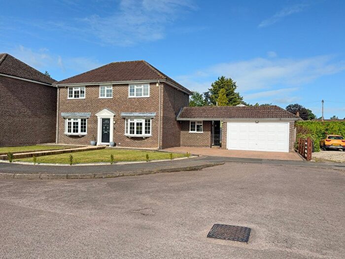 4 Bedroom Detached House For Sale In Speen Place, Speen, Newbury, RG14