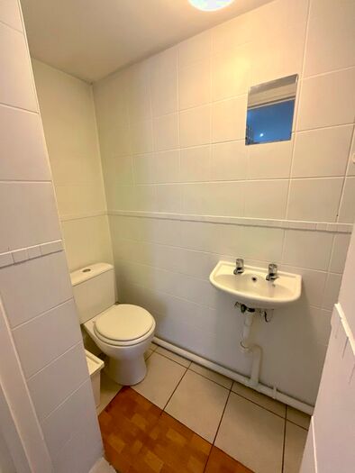 Studio To Rent In Parkway Road, Dudley, DY1