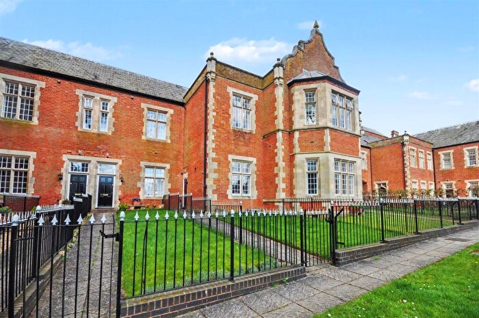 3 Bedroom Mews To Rent In Tredington Park, Hatton Park, Warwick, CV35