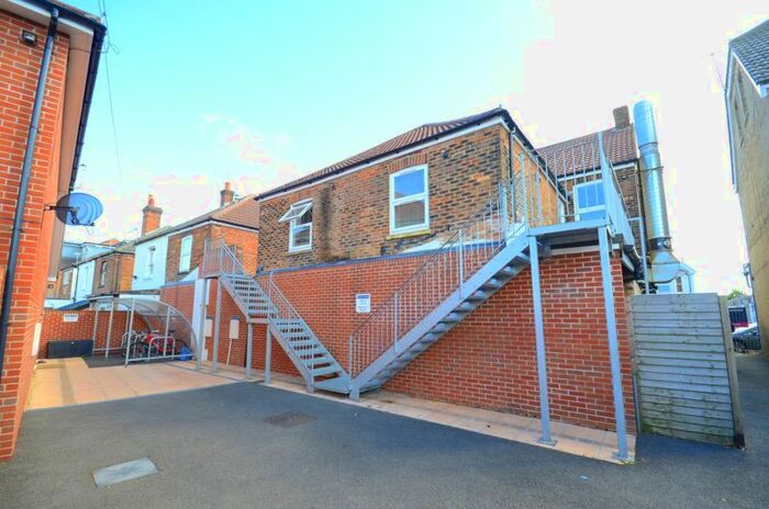 2 Bedroom Flat To Rent In Consort Close, Parkstone, Poole, BH12
