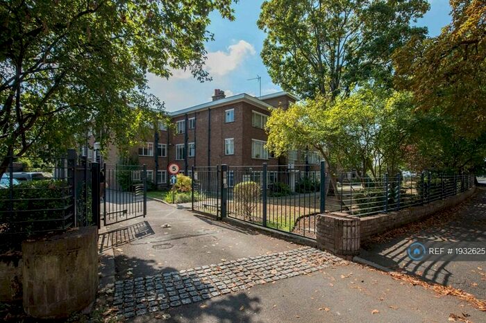 1 Bedroom Flat To Rent In Kingfisher Court, East Molesey, KT8