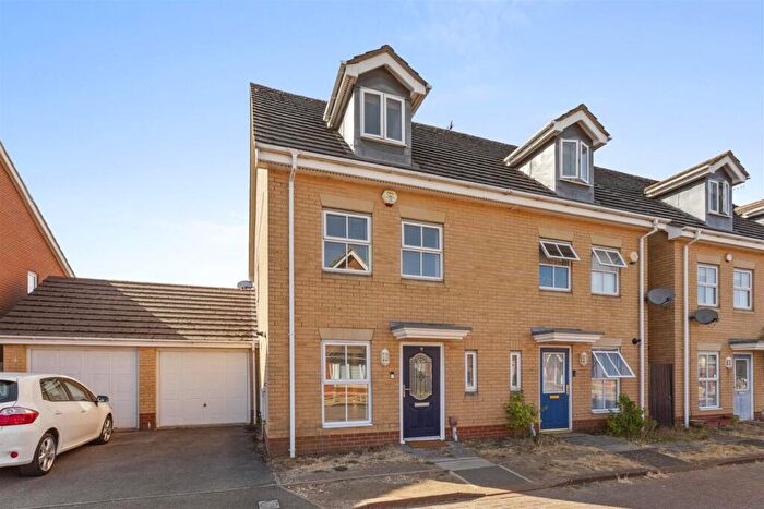 3 Bedroom Semi-Detached House For Sale In Hodges Mews, High Wycombe (no Chain), HP12
