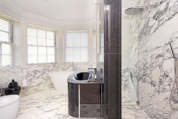 2 Bedroom Flat For Sale In Oxshott Lodge, Leatherhead Road, Leatherhead, Surrey, KT22