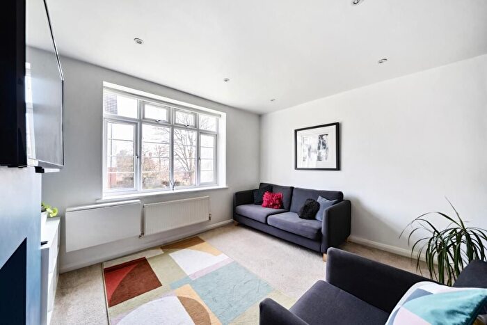 2 Bedroom Flat To Rent In Risborough Close, Muswell Hill, London, N10