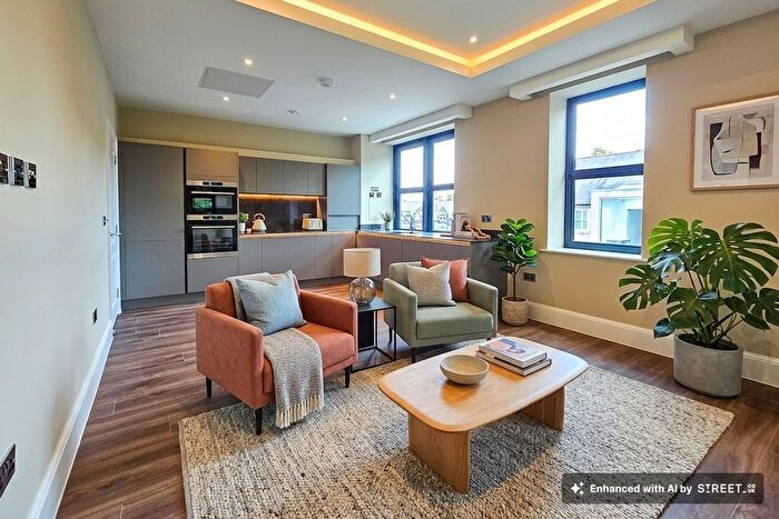 3 Bedroom Flat To Rent In Windsor Court, Clarence Drive, HG1