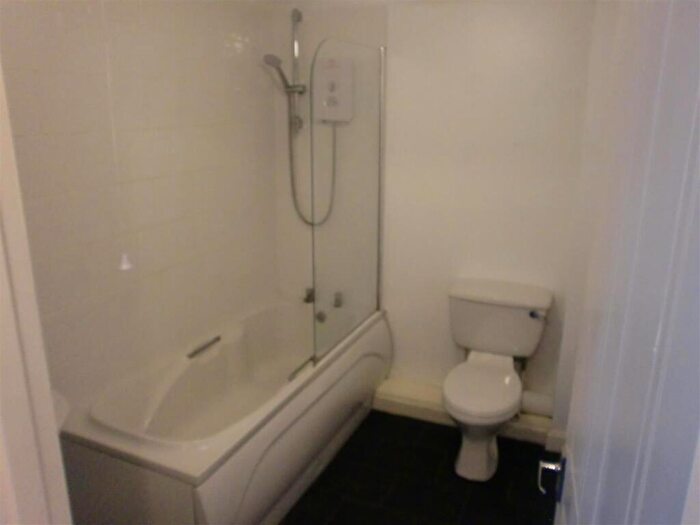 2 Bedroom Flat To Rent In Christchurch, Dorset, BH23
