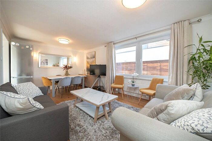 3 Bedroom Flat To Rent In Chiswick High Road, London, W4