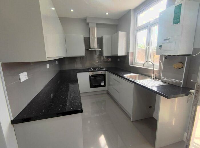 5 Bedroom House To Rent In Hampton Road, Ilford, IG1