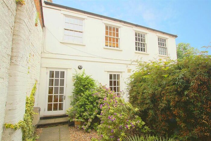 1 Bedroom Flat To Rent In York Road, Brentford, TW8