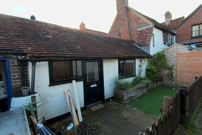 2 Bedroom Maisonette To Rent In Rear Of J E Tull, The Square, PO17