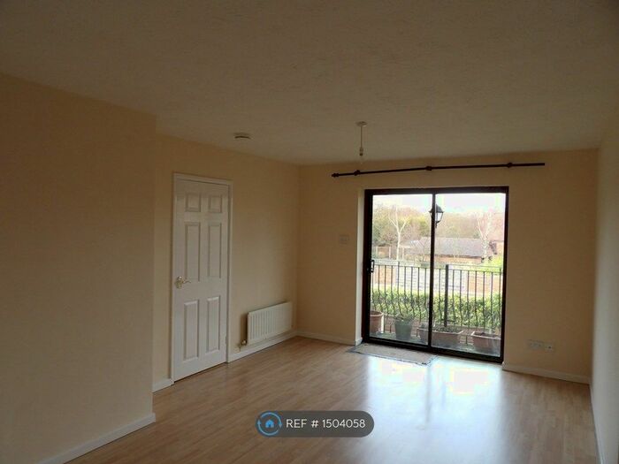 2 Bedroom Flat To Rent In Ermington Court, Heywood, OL10
