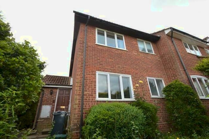 1 Bedroom House To Rent In Bedroom Back To Back House In Merrow, GU4