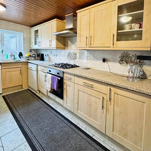 2 Bedroom Semi-Detached House To Rent In Bill Street Road Rochester, ME2
