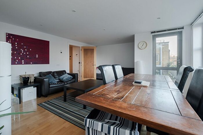 3 Bedroom Flat To Rent In Naoroji Street, London, WC1X